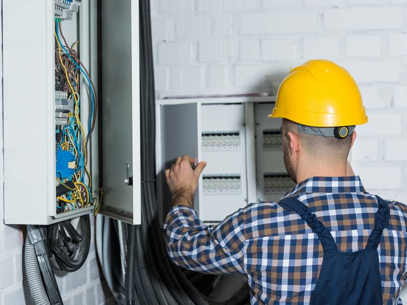 Can Electricians Near Me Provide Emergency Service?